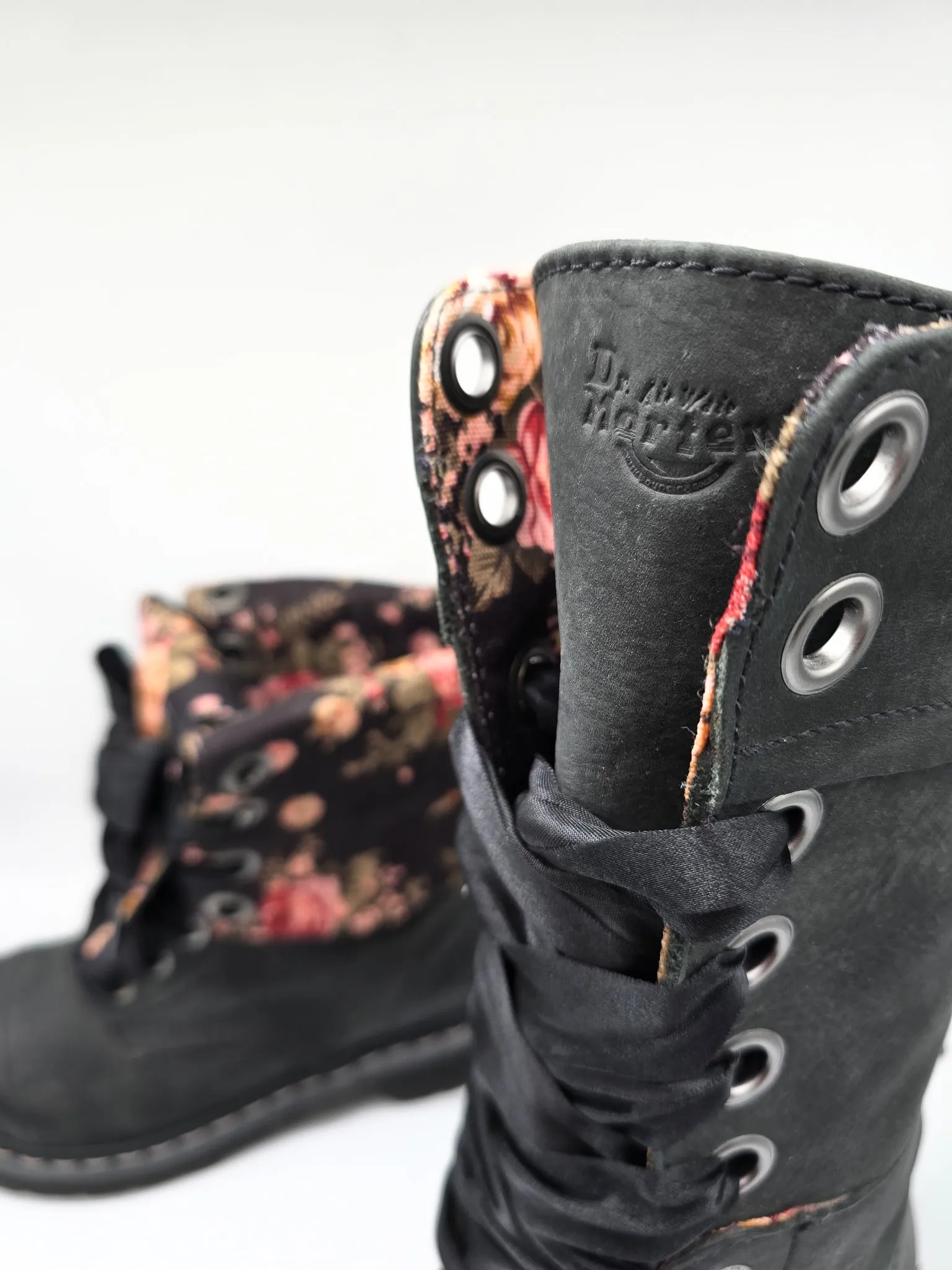 DR. MARTENS TRIUMPH BLACK FLORAL