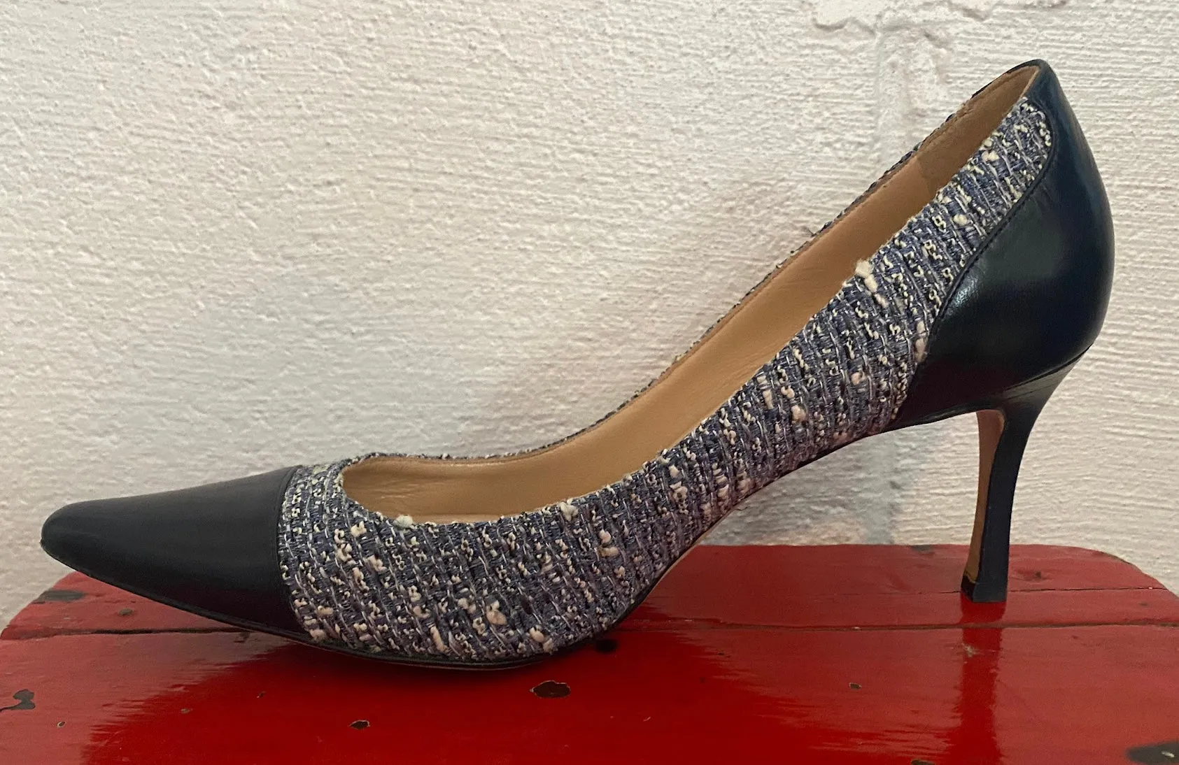 Manolo Blahnik Navy Blue Leather Tweed Fabric Pumps High Heels Capped Toe Sz 8.5